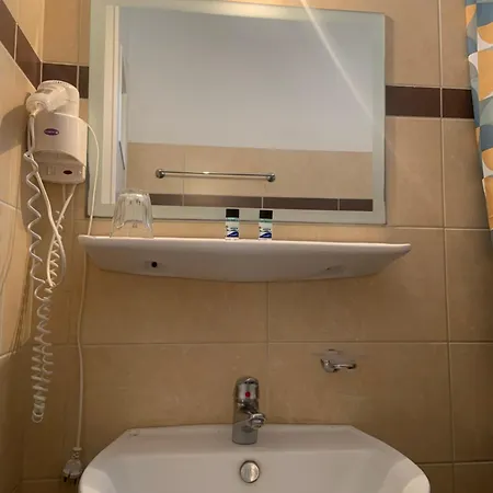 Hotell Isidora 2*
